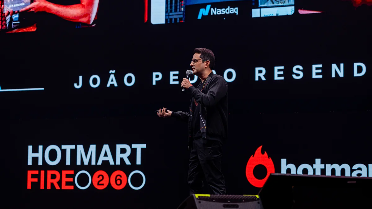 João Pedro Resende no palco do Hotmart Fire 2026