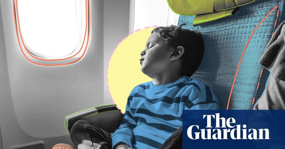 A bondade de estranhos: Eu era uma bola de estresse levando meus quatro filhos em um voo internacional – então um passageiro cobriu meu filho adormecido com um cobertor.