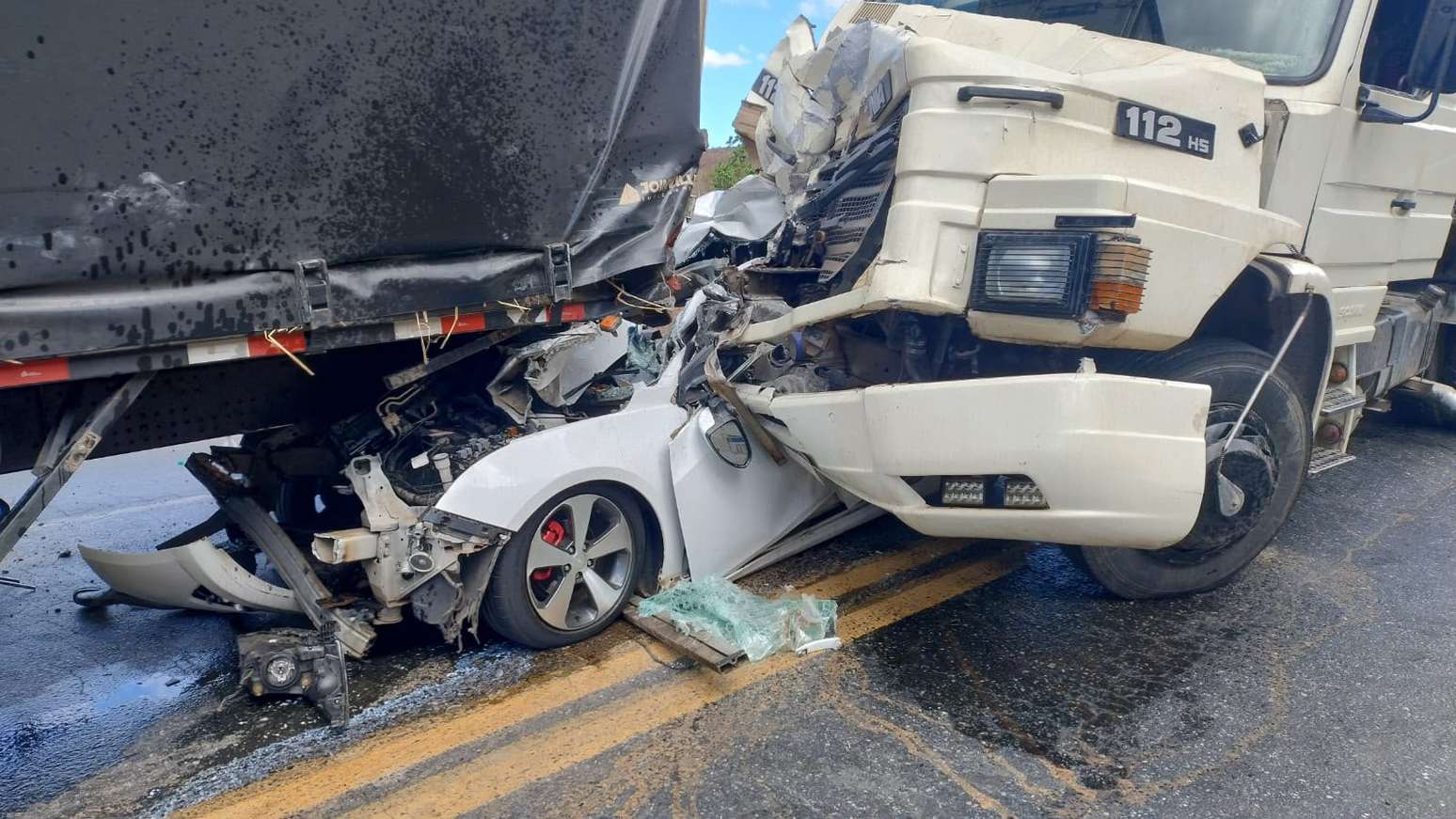 Carro &eacute; prensado por carreta e caminh&atilde;o-ba&uacute; em rodovia de MG neste domingo, 20; v&iacute;timas tiveram apenas ferimentos graves