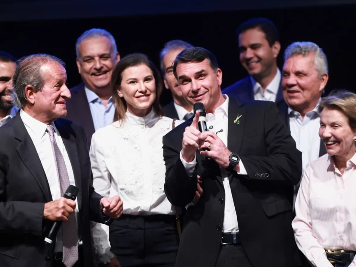 Flávio recebe do PL 7,9 vezes mais do que rivais arrecadaram fora de siglas