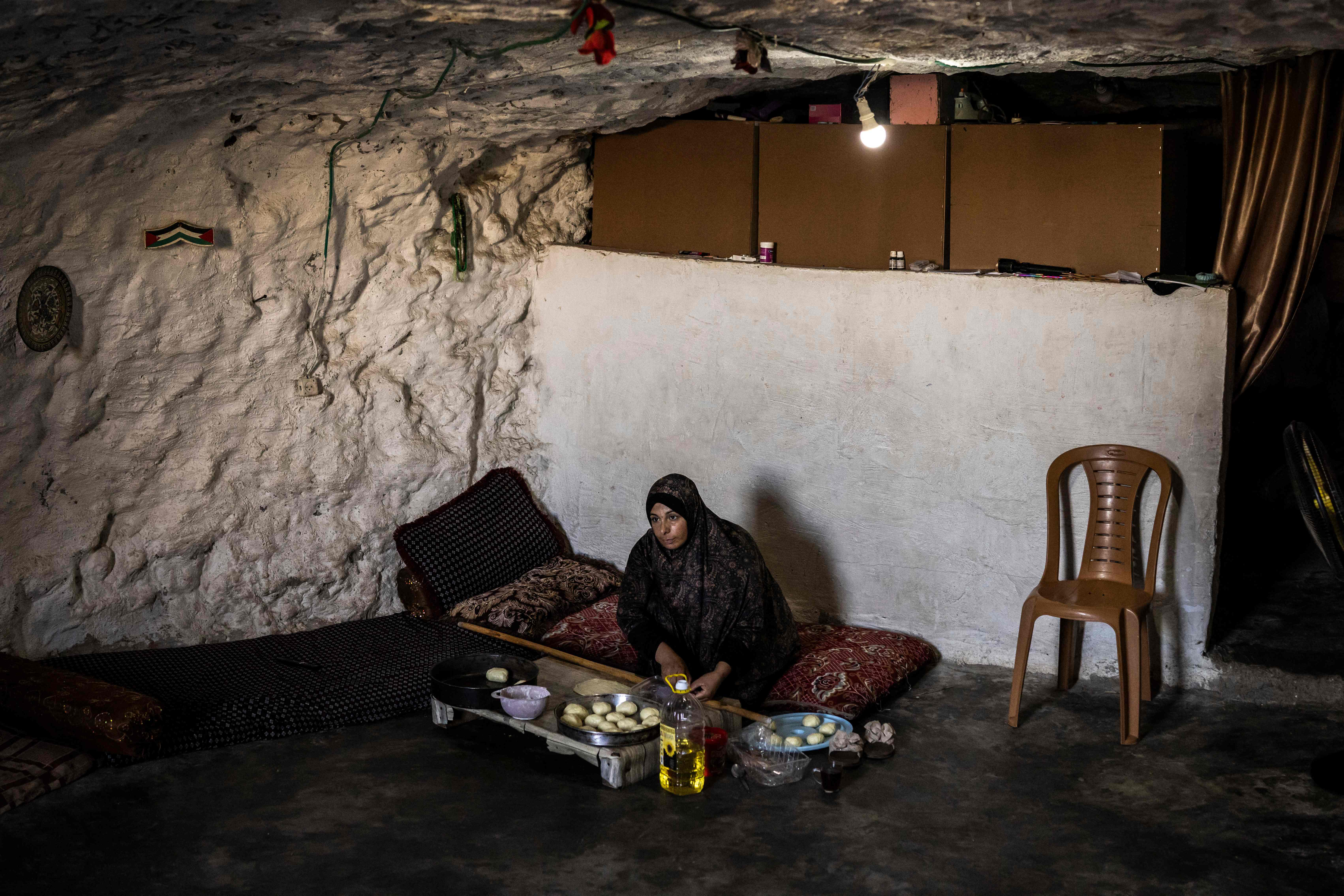Palestinos transform cavernas ásperas em casas após demolições israelenses