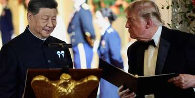 O presidente dos EUA, Donald Trump, segura uma pasta ao lado do presidente chin&ecirc;s, Xi Jinping, antes de Xi proferir um discurso durante um jantar de Estado na Casa Branca, em Washington, D.C., EUA, em 24 de setembro de 2026. Foto: REUTERS - Evelyn Hockstein / RFI
