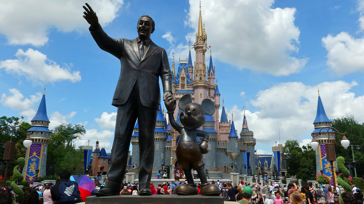 Imagem da matéria: UCF Knights anunciam acordo de patrocinação no capacete incrivelmente alinhado com a marca com o Walt Disney World
