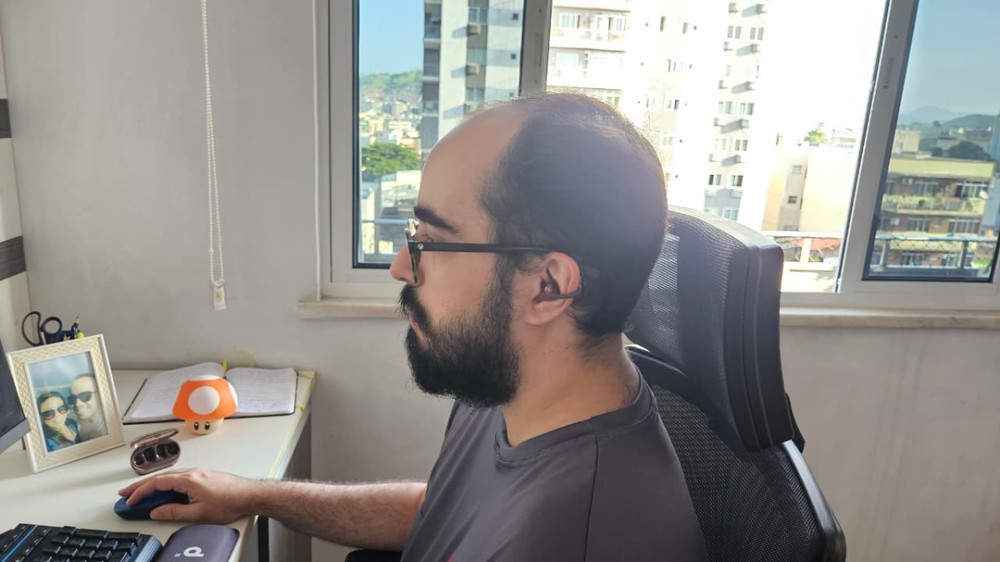 Com visual que lembra um acessório de moda, o JBL Soundgear Clips quase se confunde com um ear cuff quando está na orelha — Foto: Filipe Salles/TechTudo