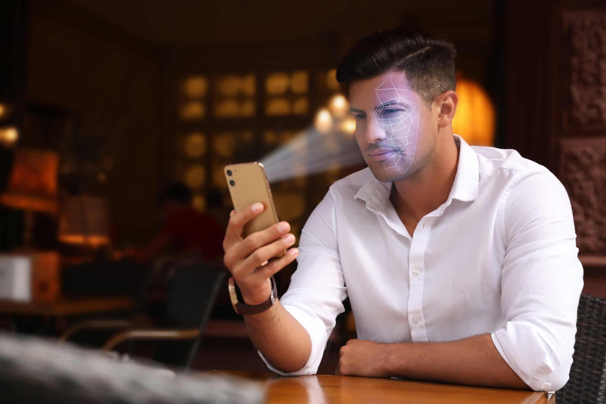 Homem olhando para a tela de um smartphone