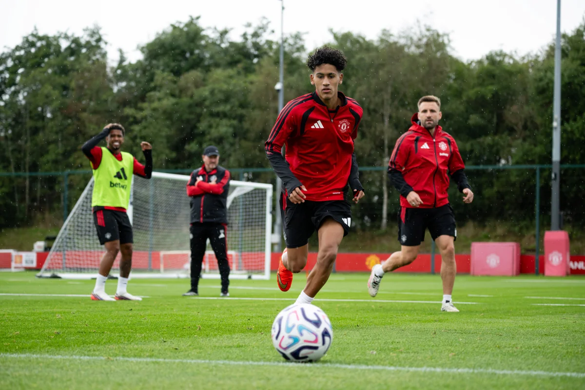 Foto colorida de JJ Gabriel, do Manchester United - Metrópoles
