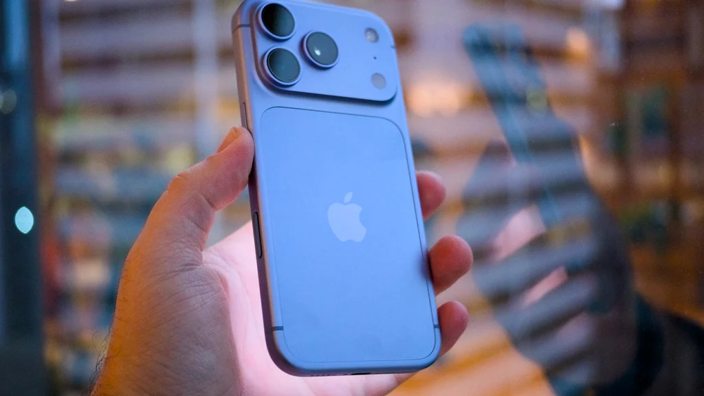 Novo recurso do iPhone bloqueia celular se ele for arrancado da sua mão; veja