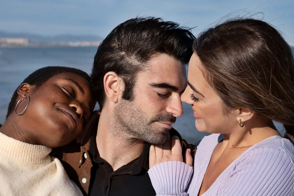 Sexo a três: 6 posições para relaxar e apimentar o começo da semana
