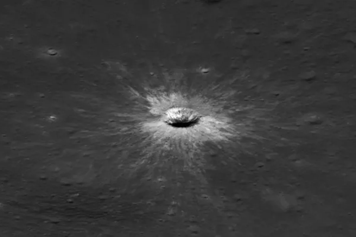 Imagem colorida mostra cratera na Lua - Metrópoles
