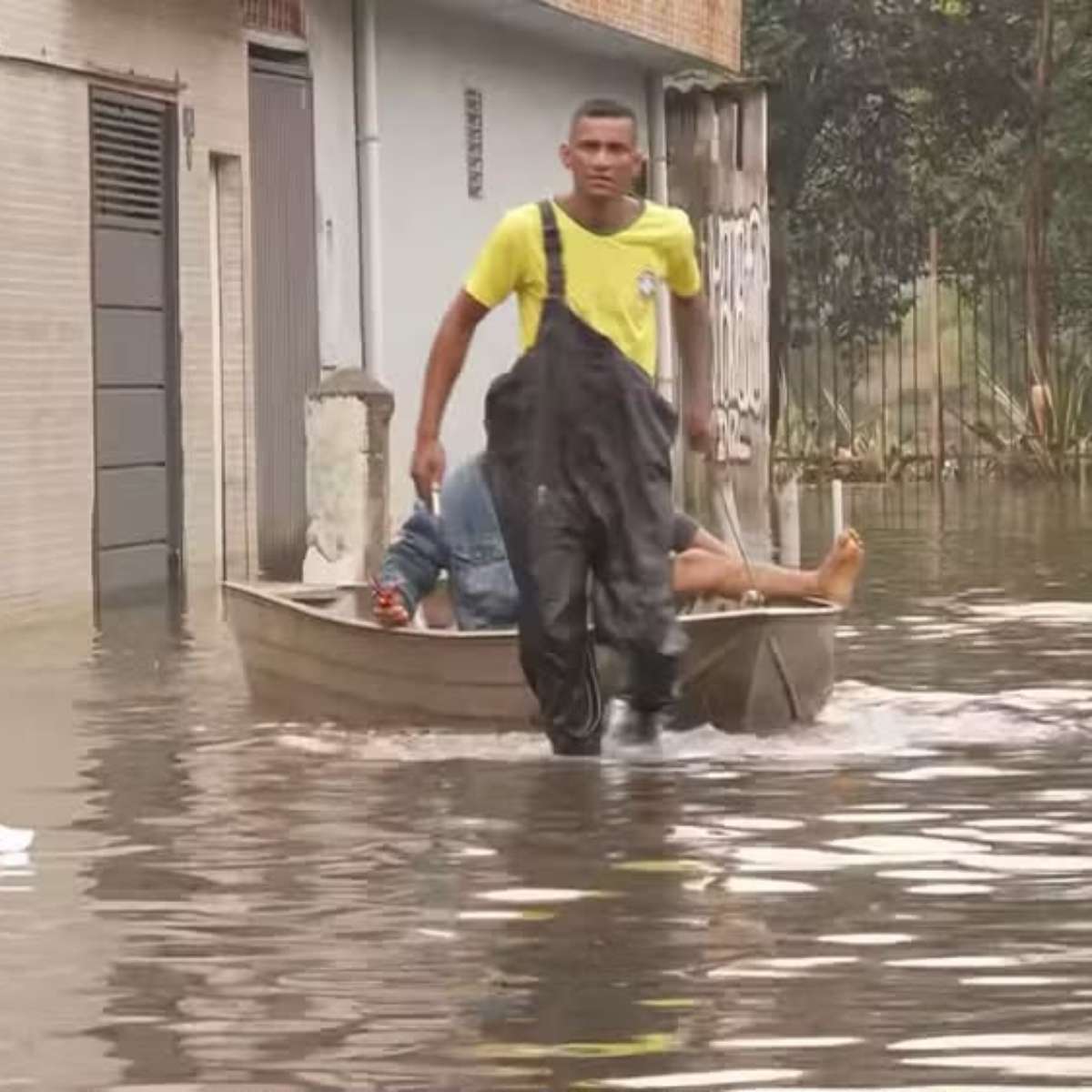 Zona Leste de São Paulo chega ao 5º dia com ruas ainda tomadas pela água após fortes chuvas