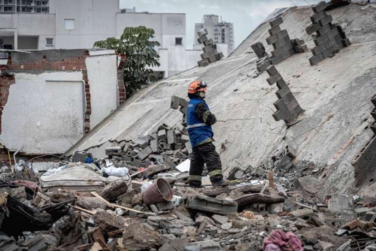 Sobe para 5 número de mortos após prédio em construção desabar sobre casa em SP