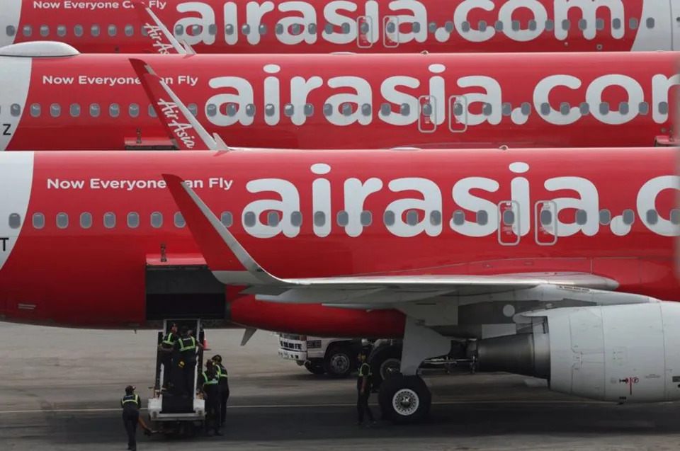 FILE PHOTO: Ground crew work on an AirAsia plane at Kuala Lumpur International Airport Terminal 2 (KLIA2), in Sepang, Malaysia, January 21, 2026. REUTERS/Hasnoor Hussain/File Photo · Reuters