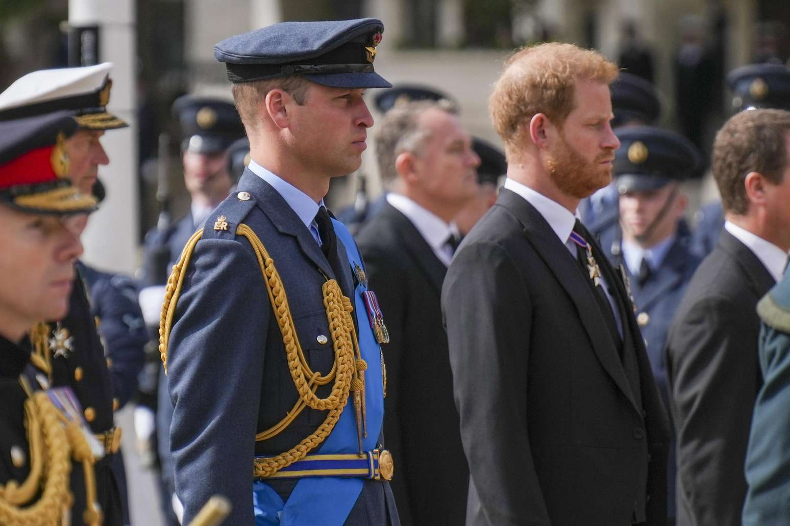LONDRES, INGLATERRA - 19 DE SETEMBRO: Os pr&iacute;ncipes William e Harry caminham atr&aacute;s do caix&atilde;o da rainha Elizabeth II, puxado em uma carruagem pelas ruas de Londres, ap&oacute;s seu funeral em 19 de setembro de 2022, em Londres, Inglaterra.