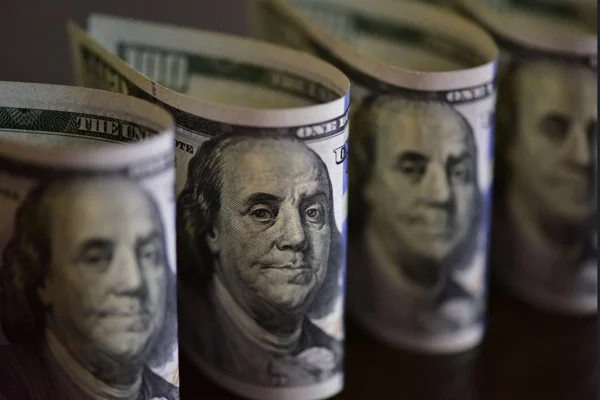 Dólar sobe e Bolsa cai com alta do petróleo e encontro Trump-Xi Jinping