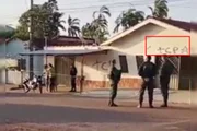 Na fachada do imóvel da vítima, foi encontrada uma pichação com a sigla TCP, referente ao Terceiro Comando Puro