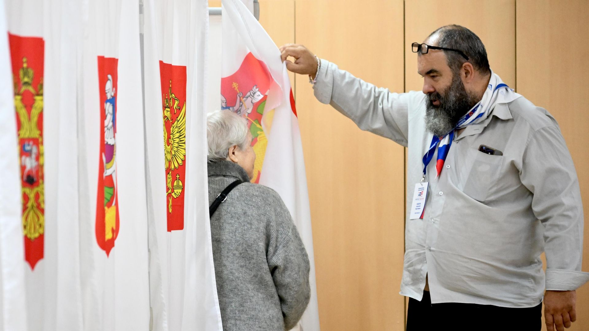 No Uzbequistão, os cidadãos da Rússia votam ativamente nas eleições para a Duma Estatal