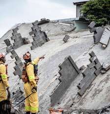 Seis pessoas morreram após um prédio em construção desabar sobre uma casa na Penha. Foto: Taba Benedicto/Estadão / Estadão