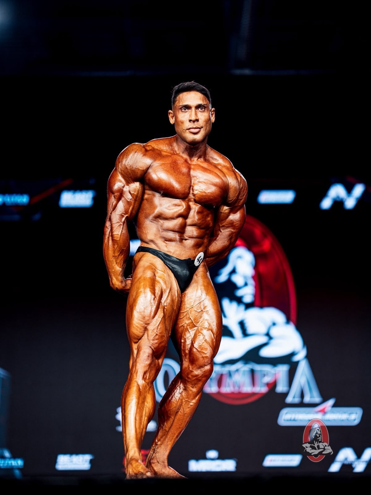Mr. Olympia 2026: Ramon Dino tropeça, deixa bi escapar e termina em 3º lugar