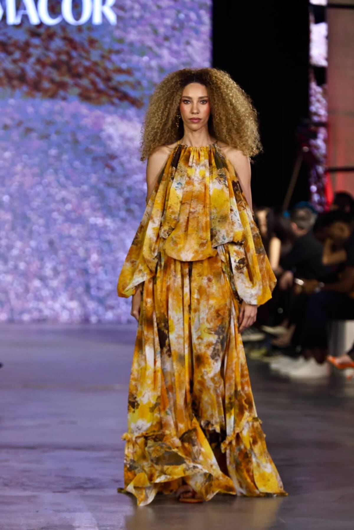 Mikaela Gomes, veterana do Metrópoles Catwalk, brilha no 3º dia de desfiles