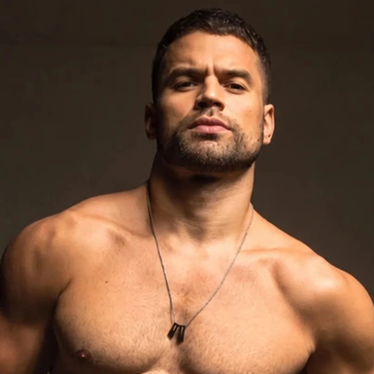Quem é Vitor Gadelha, ator e modelo de filme erótico com Marisa Orth