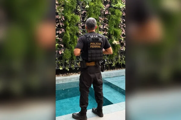 PF acha joias e pilhas de dinheiro em operação contra deputado Adail Filho