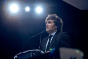 Milei demite 12 funcionários e põe militares na residência presidencial