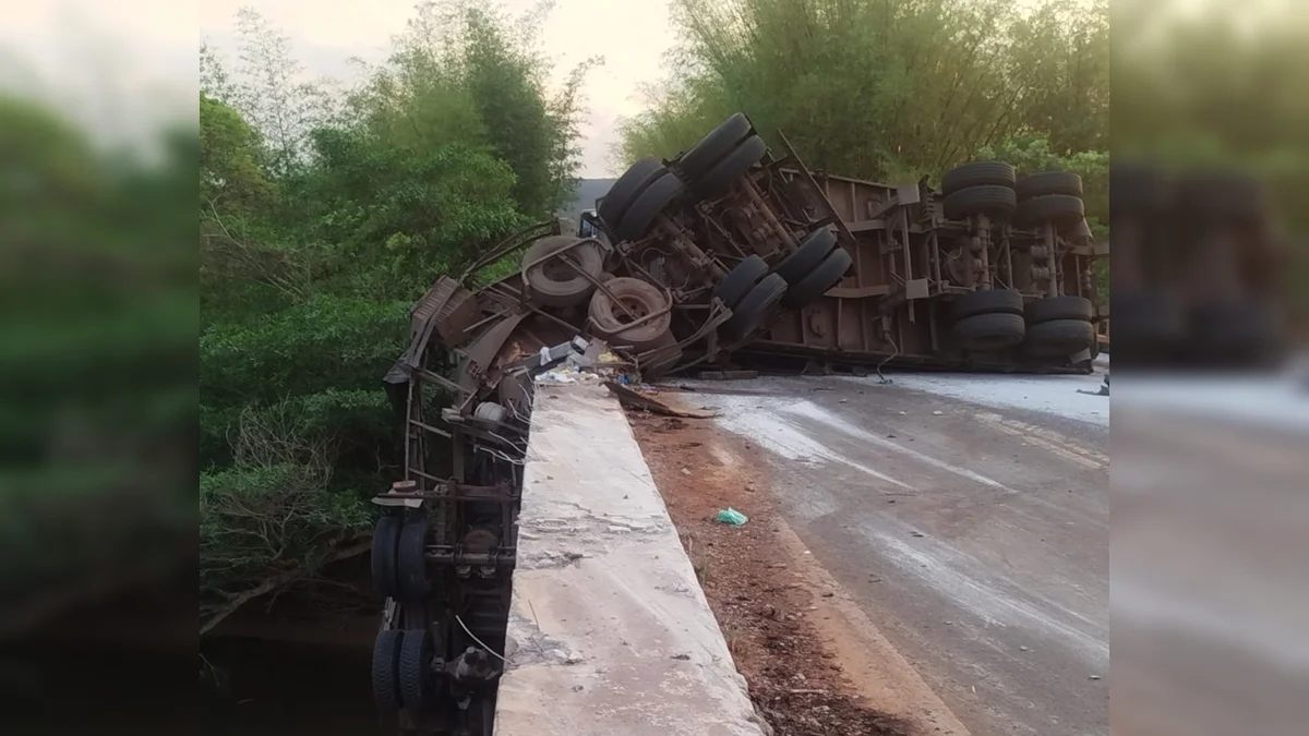 Caminhoneiro é resgatado de dentro de rio em GO após bater em ponte e cair