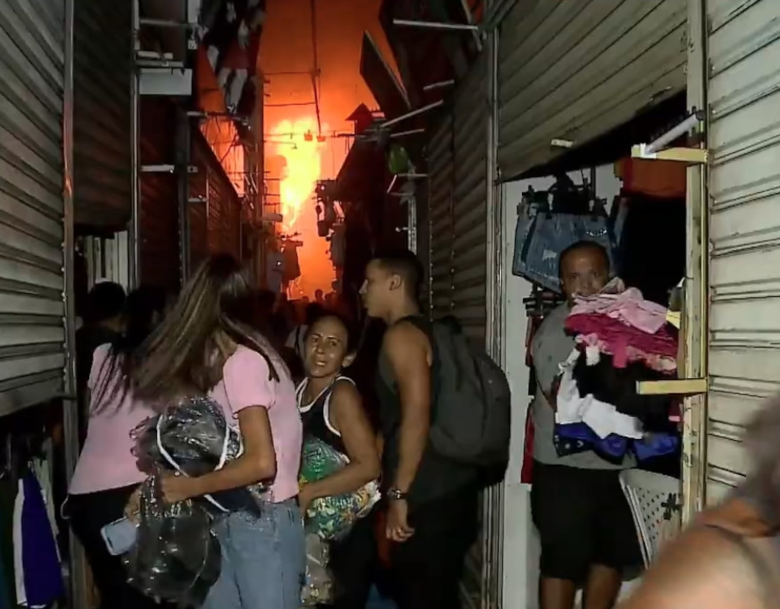 Imagem da matéria: Comerciantes do Centro Comercial de Passagem, em João Pessoa, seguem sem energia após incêndio
