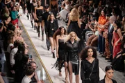 Desfile da Petzold 1981 no Metrópoles Catwalk