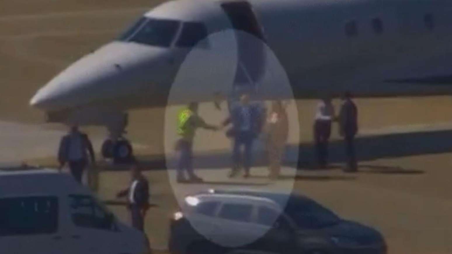 Moraes e Viviane aparecem deixando um Legacy 650, de prefixo PP-NLR, e sendo recebidos na pista