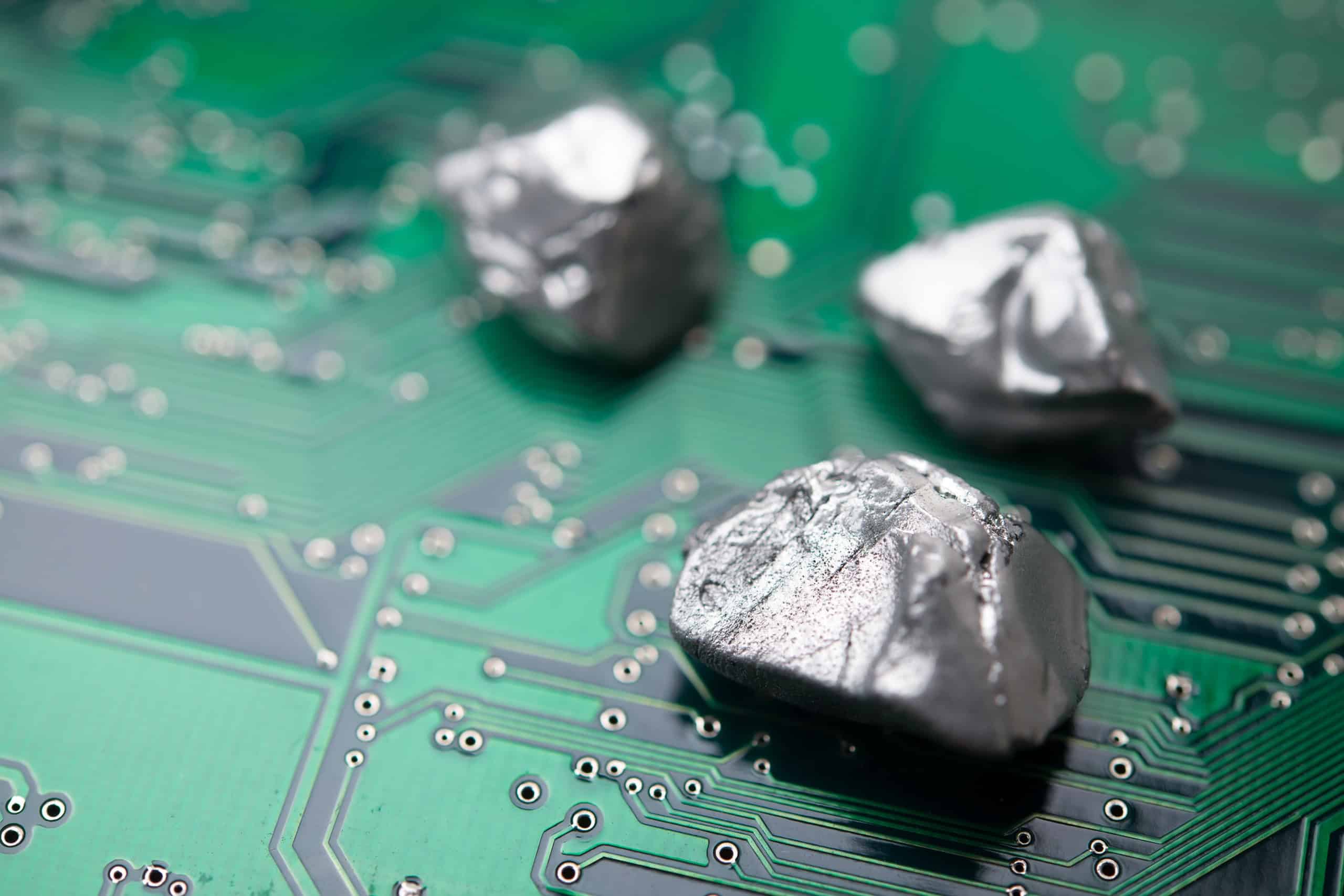 Brasil cria política para explorar minerais críticos essenciais para smartphones, carros elétricos e tecnologia