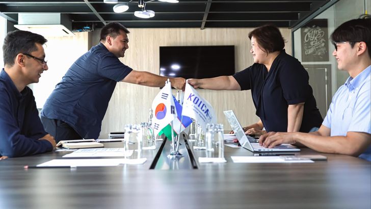 Officials from the Korea International Cooperation Agency (KOICA) and Uzbekistan shake hands as they sign an agreement to establish a foundation for digital education at the IT Park high-tech complex in Uzbekistan in this undated photo. Courtesy of KOICA