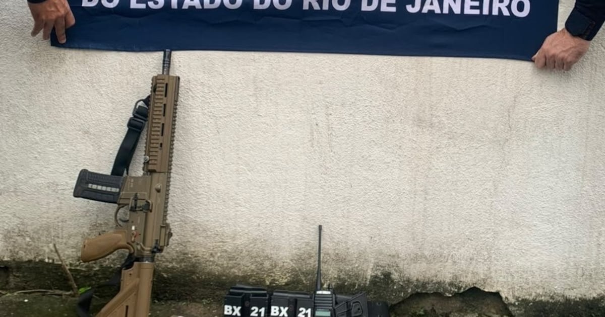 PM apreende fuzil e prende suspeito apontado como gerente do tráfico em Duque de Caxias