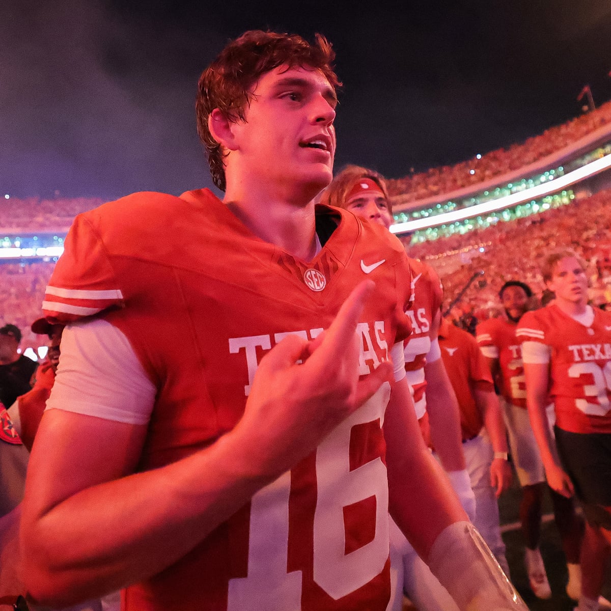Arch Manning lidera o Texas na recuperação de 20 pontos no quarto período para chocar o Ohio State nº 1