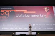 Julia Lemmertz se emociona ao receber homenagem no Festival de Brasília - imagem 2