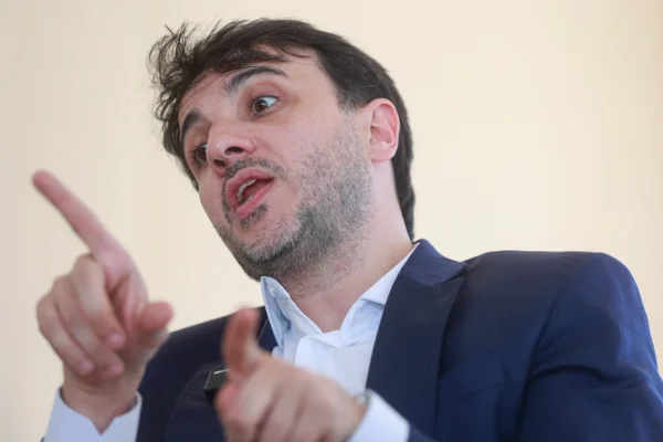 Renan Santos chama coordenadora econômica de Flávio de "idiota" . Vídeo