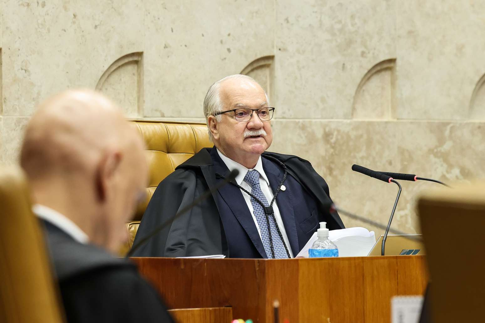 O ministro Edson Fachin abriu a sess&atilde;o extraordin&aacute;ria desta ter&ccedil;a, 15, que analisa conduta de Moraes