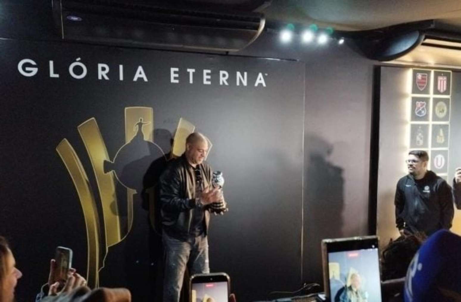 Adriano Imperador recebe pr&ecirc;mios durante evento da Libertadores no Rio &ndash;