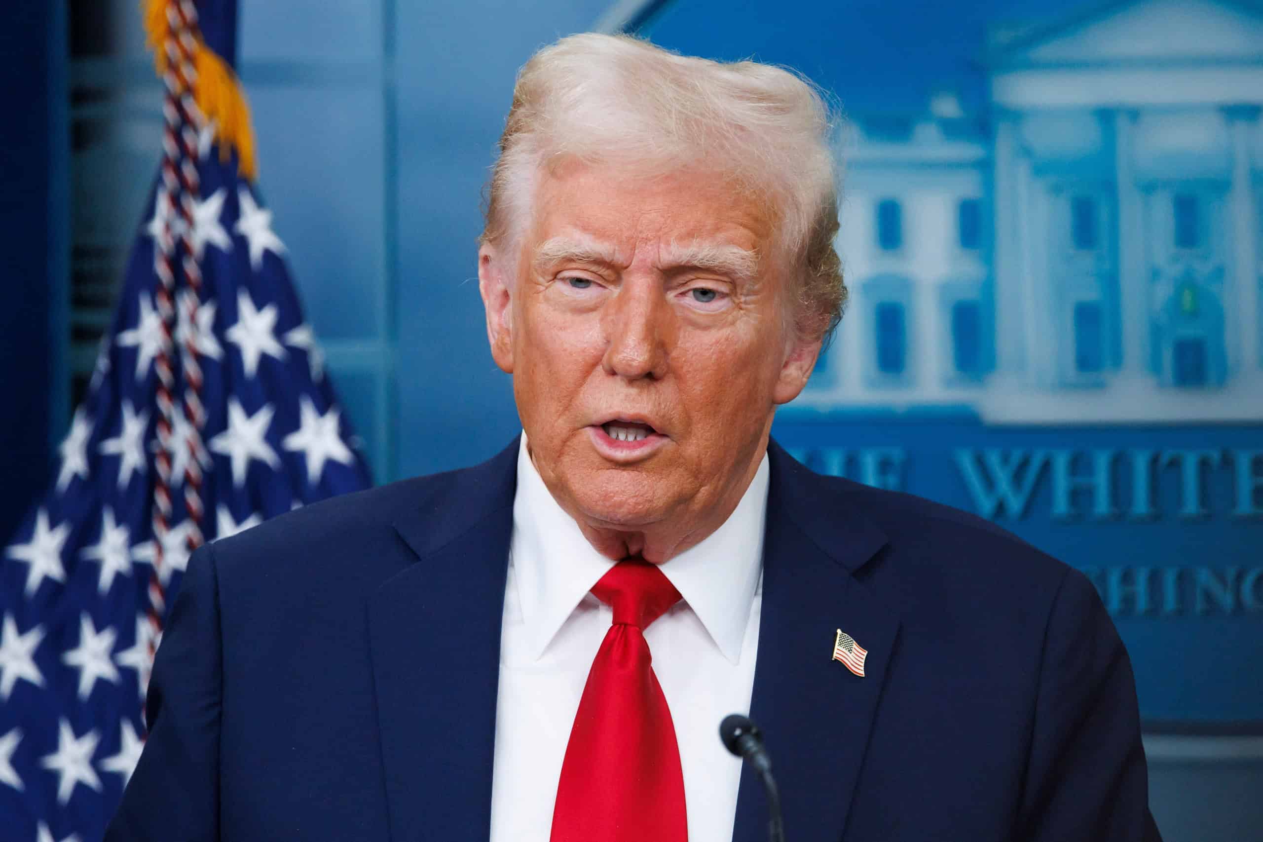Trump chama pedido de freio na IA de “conspiração doentia” para favorecer China