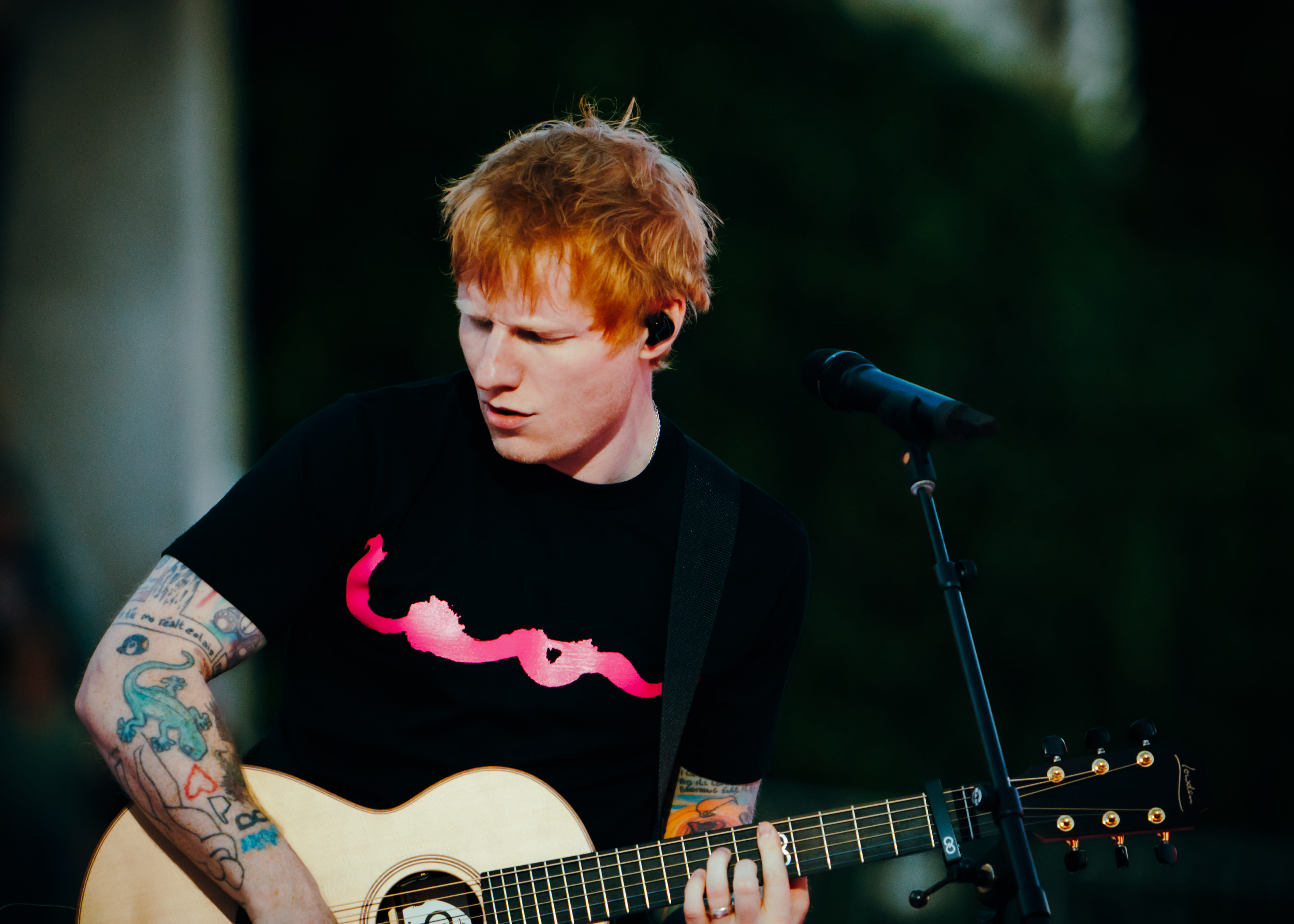 O artista do mural de Ed Sheeran diz que o vandalismo é uma 'adição bem-vinda'