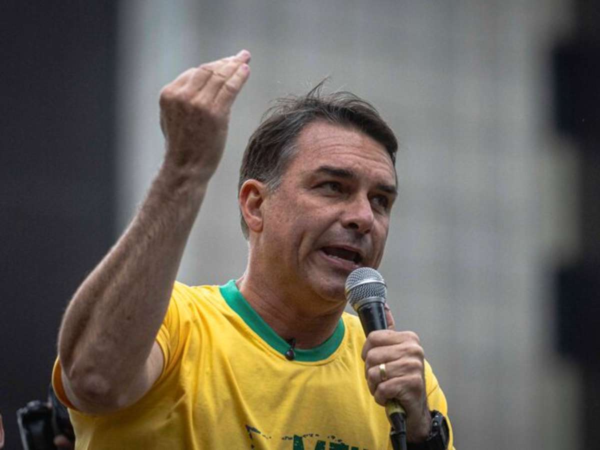 Flávio Bolsonaro é investigado em inquérito autorizado por Mendonça sobre financiamento de 'Dark Horse'