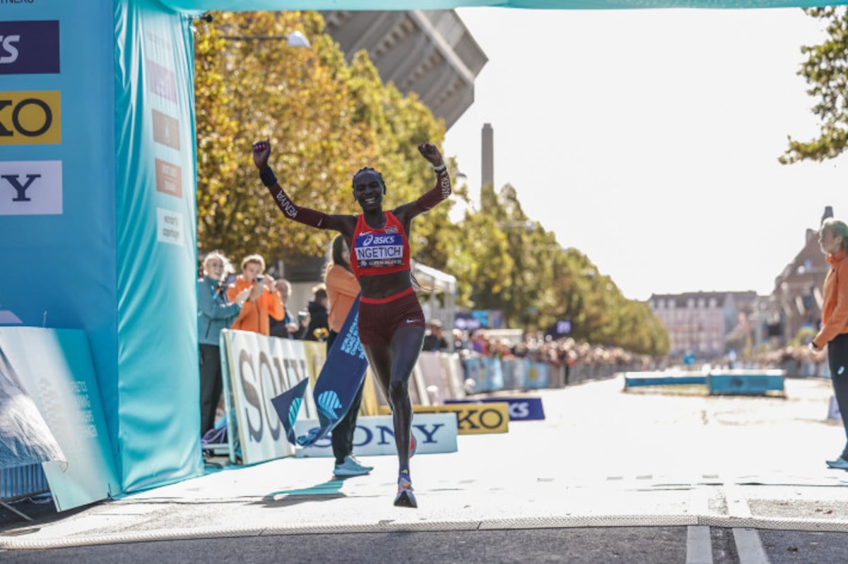 Agnes Ngetich bate o recorde mundial da meia maratona exclusivamente feminina