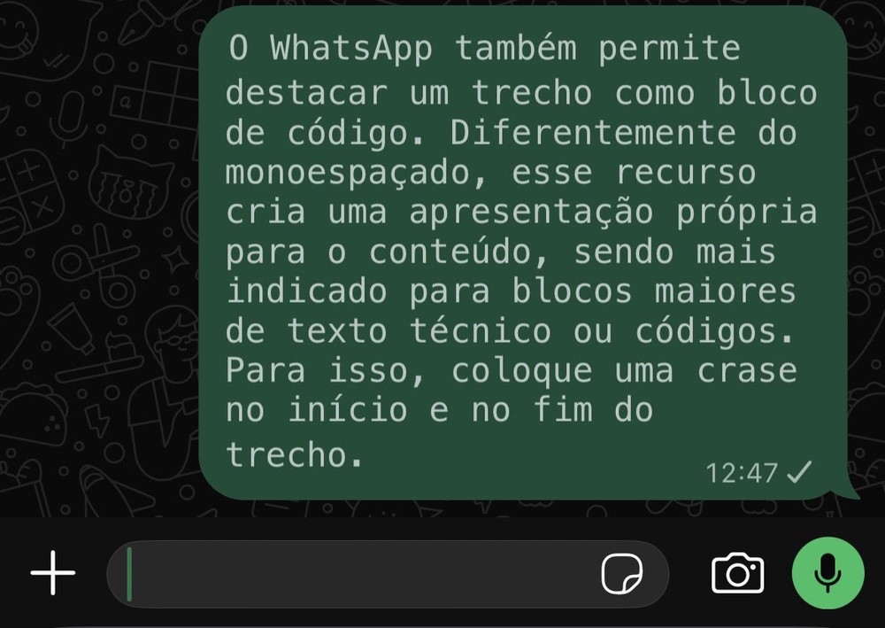 Uso de crase antes e depois do texto transforma mensagem do WhatsApp em um bloco de código — Foto: Reprodução/Mariana Tralback