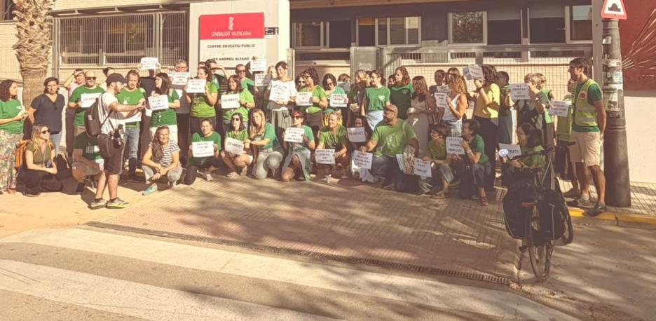 Profesores del IES Andreu Alfaro de Paiporta, ayer en la concentración celebrada por la mañana para denunciar el calor de las aulas