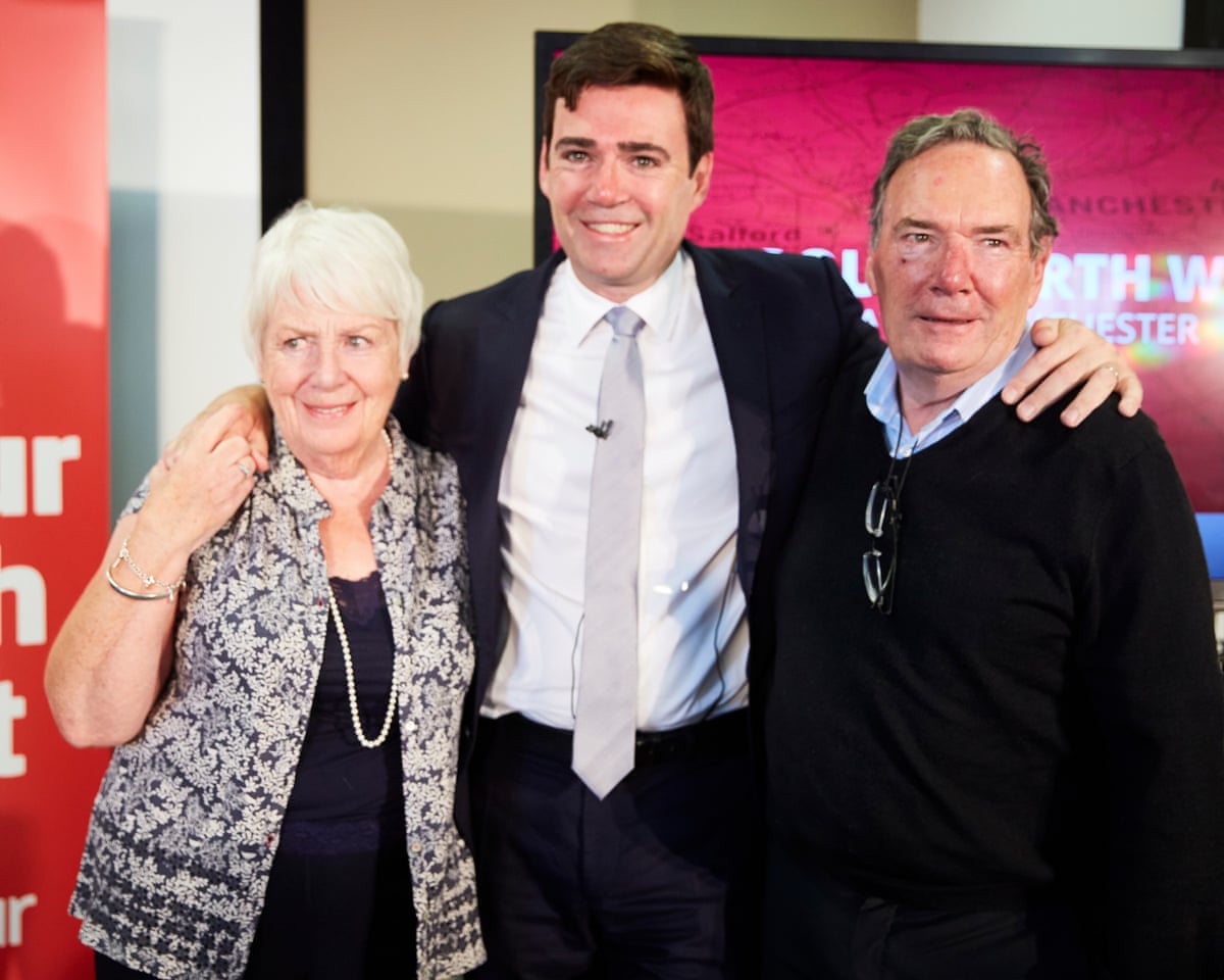 Andy Burnham cancela compromissos após anúncio da morte de seu pai