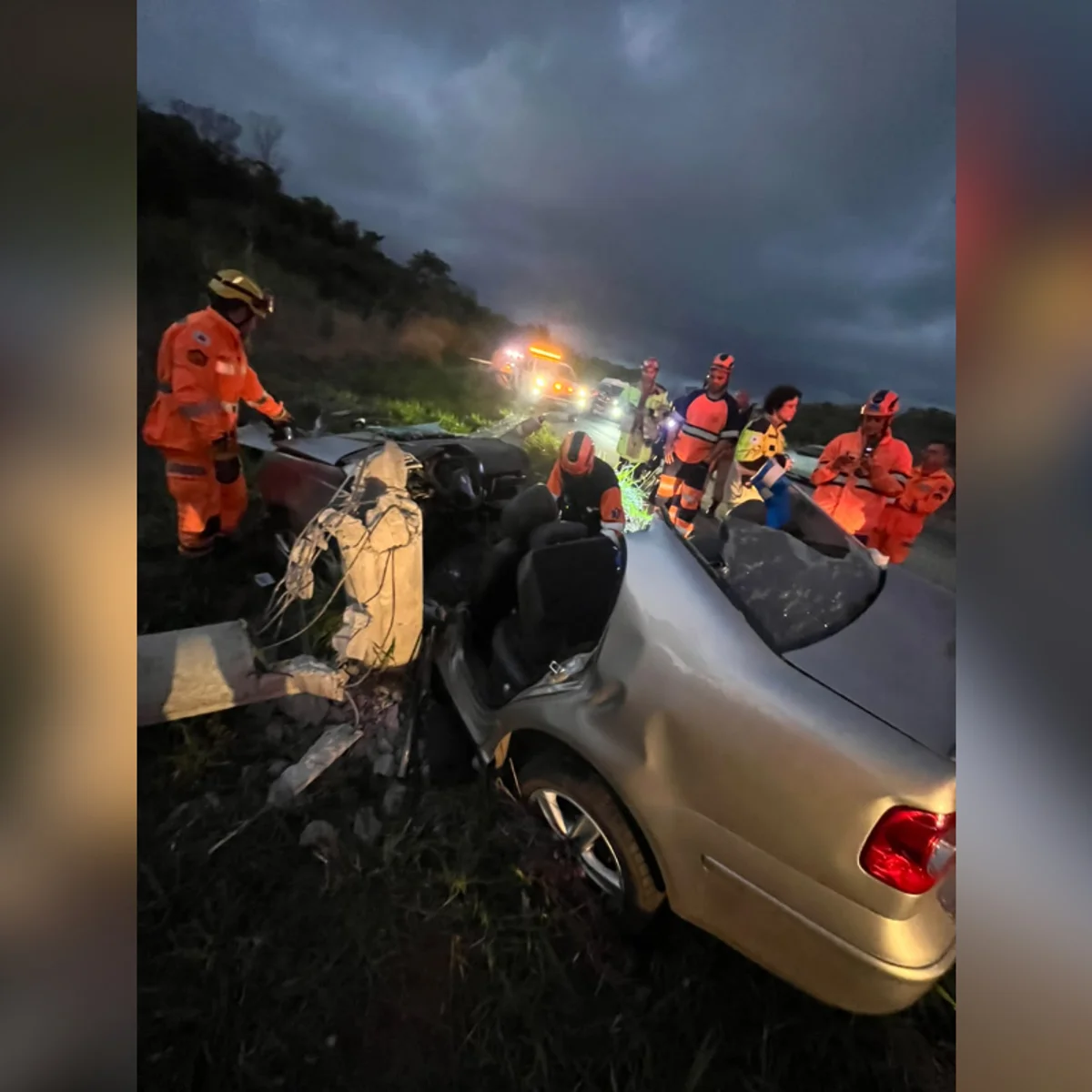 MG: motorista fica ferido após errar curva e bater carro em poste na BR-381