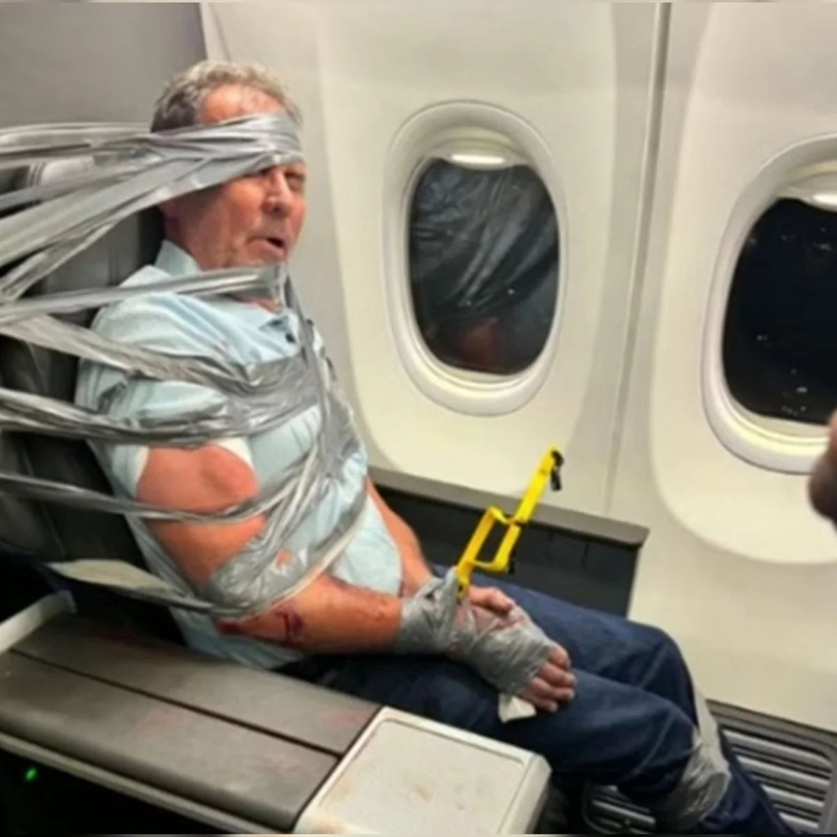Homem amarrado a poltrona de avião durante surto: "Não me lembro de nada”