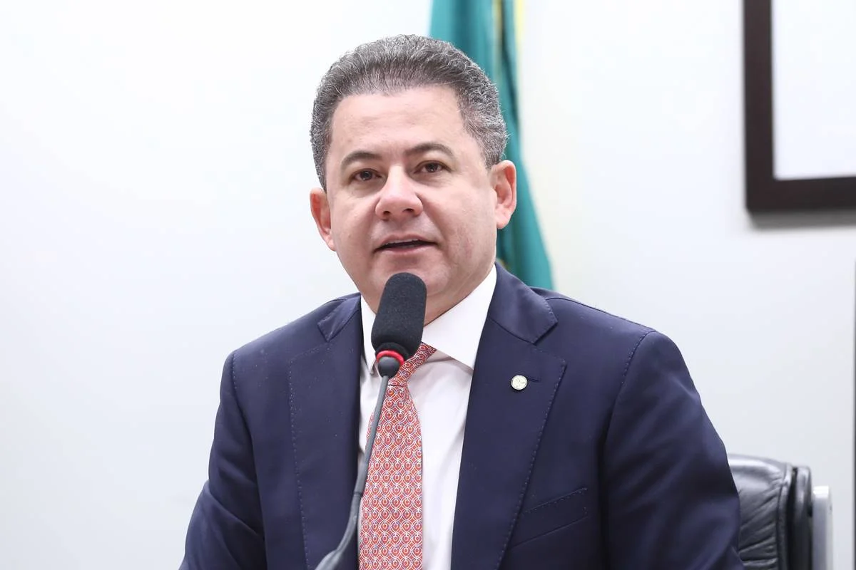 Deputado alvo da PF por ordem de Dino é próximo a André Mendonça