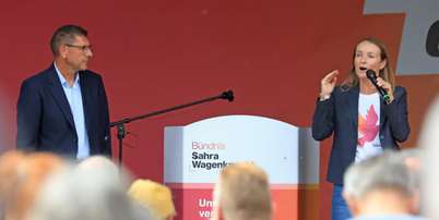 Claudia Wittig e Thomas Schulze, principais candidatos da Alian&ccedil;a Sahra Wagenknecht (BSW) na Sax&ocirc;nia-Anhalt, durante a apura&ccedil;&atilde;o das elei&ccedil;&otilde;es estaduais em Magdeburgo, na Alemanha. Foto: RFI