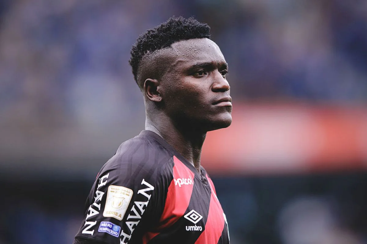 Athletico-PR repudia ataques racistas ao atacante colombiano Kevin Viveros